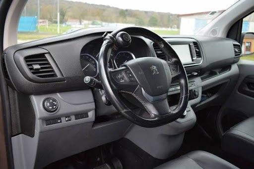 كراء سيارة peugeot expert مع سائقها في جزائر